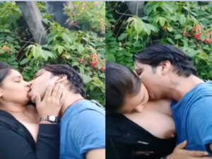 Indian Lover Kissing and Boobs Sucking